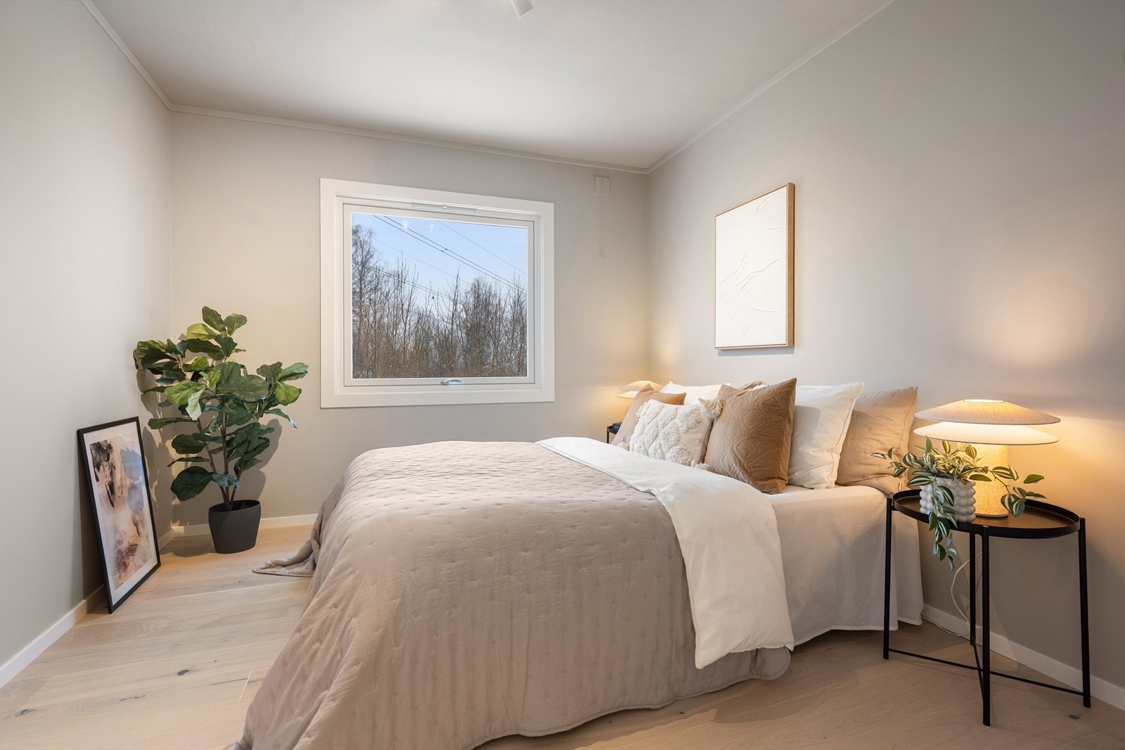 Hovedsoverommet er av god størrelse og har plass til dobbeltseng med tilhørende nattbord og garderobe etter ønske. Galleribilde