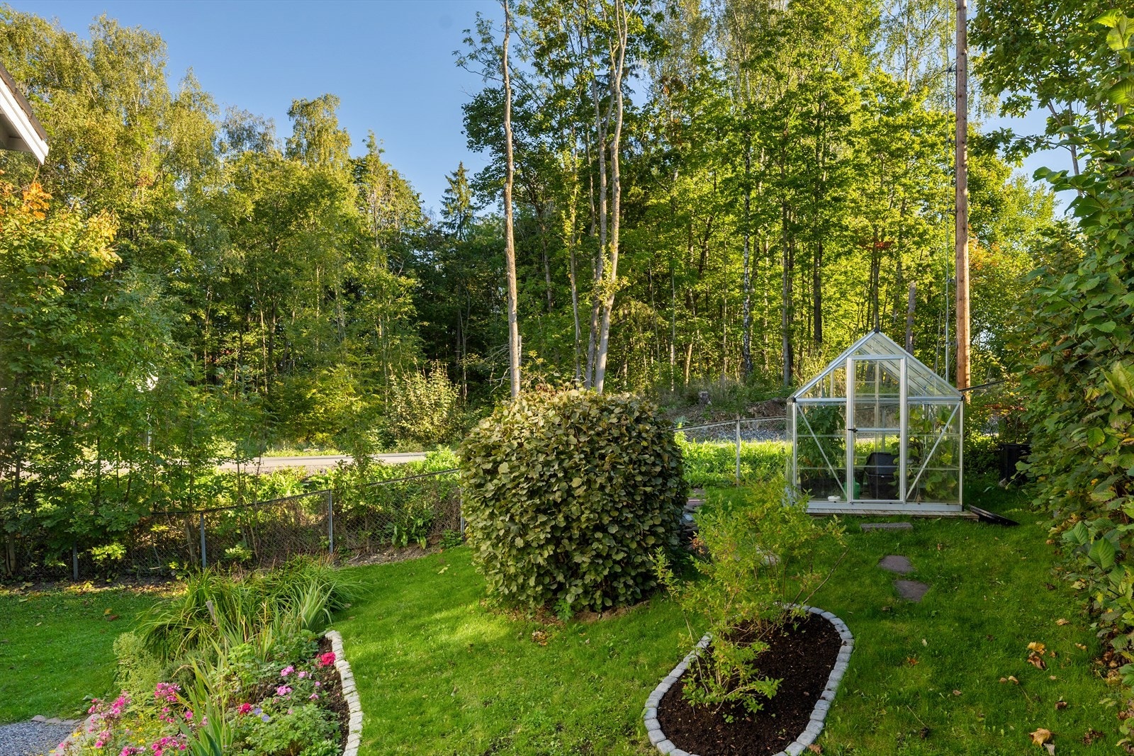 Hyggelig og pent beplantet hage. Galleribilde