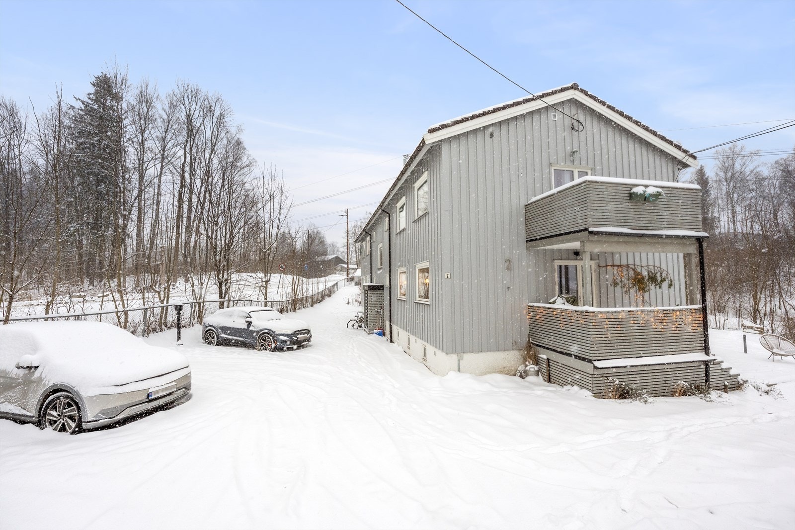 Parkering på felles tomt rett utenfor inngangsdøren. Her er det også satt opp elbillader. Galleribilde