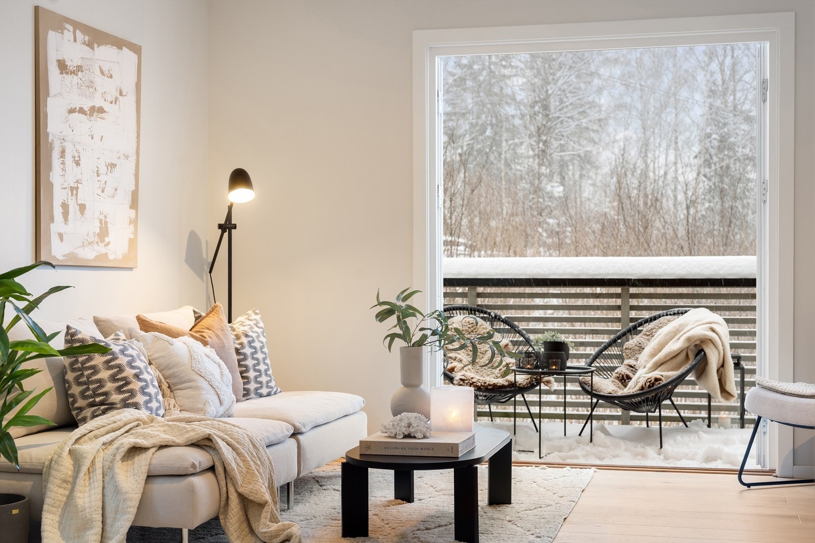 Doble dører ut til balkongen gjør at balkongen blir en naturlig forlengelse av stuen på varmere dager. Galleribilde