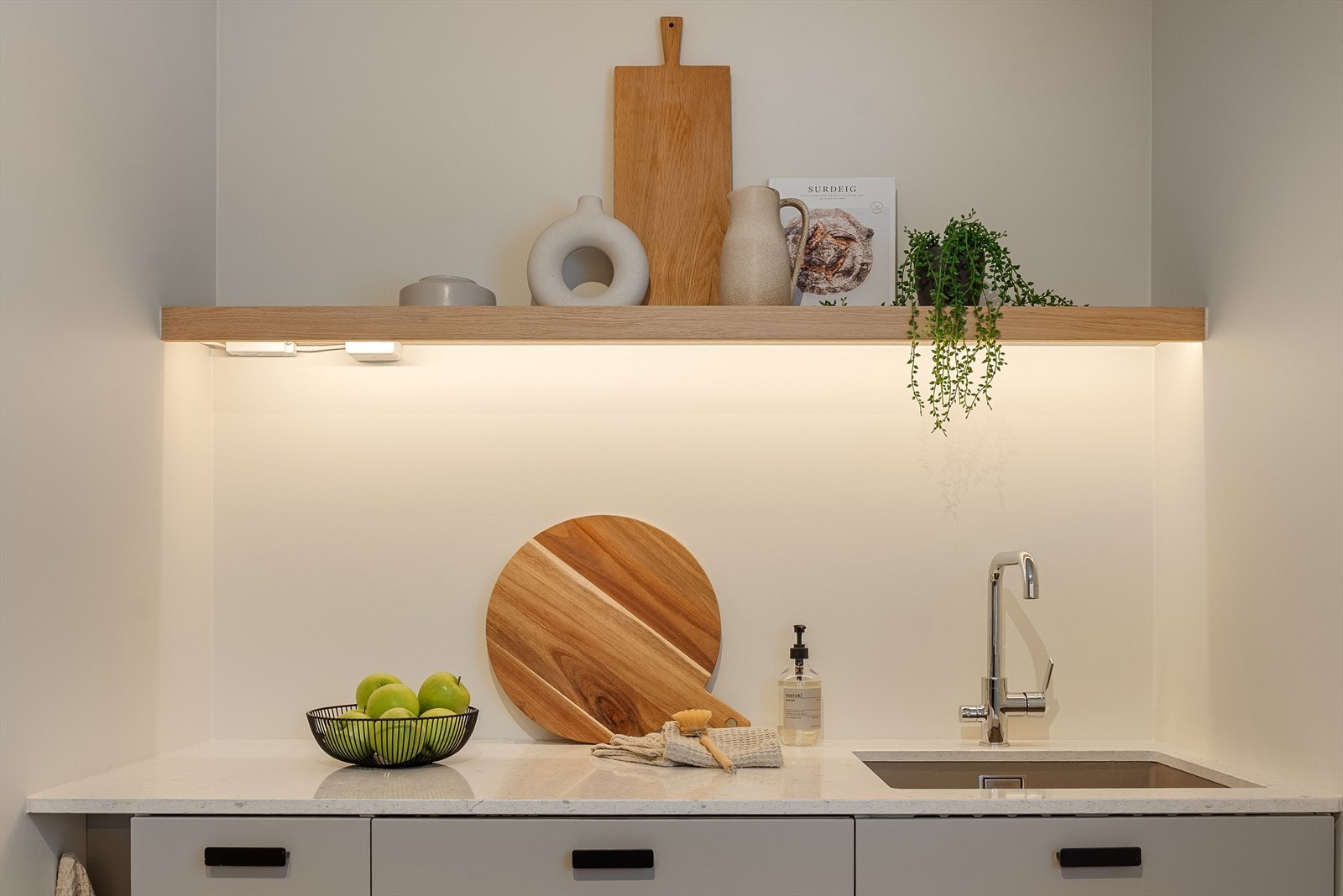 Kjøkkenet har benkeplater av Silestone kvartskompositt og god plassutnyttelse med praktiske møbelsnekrede løsninger Galleribilde