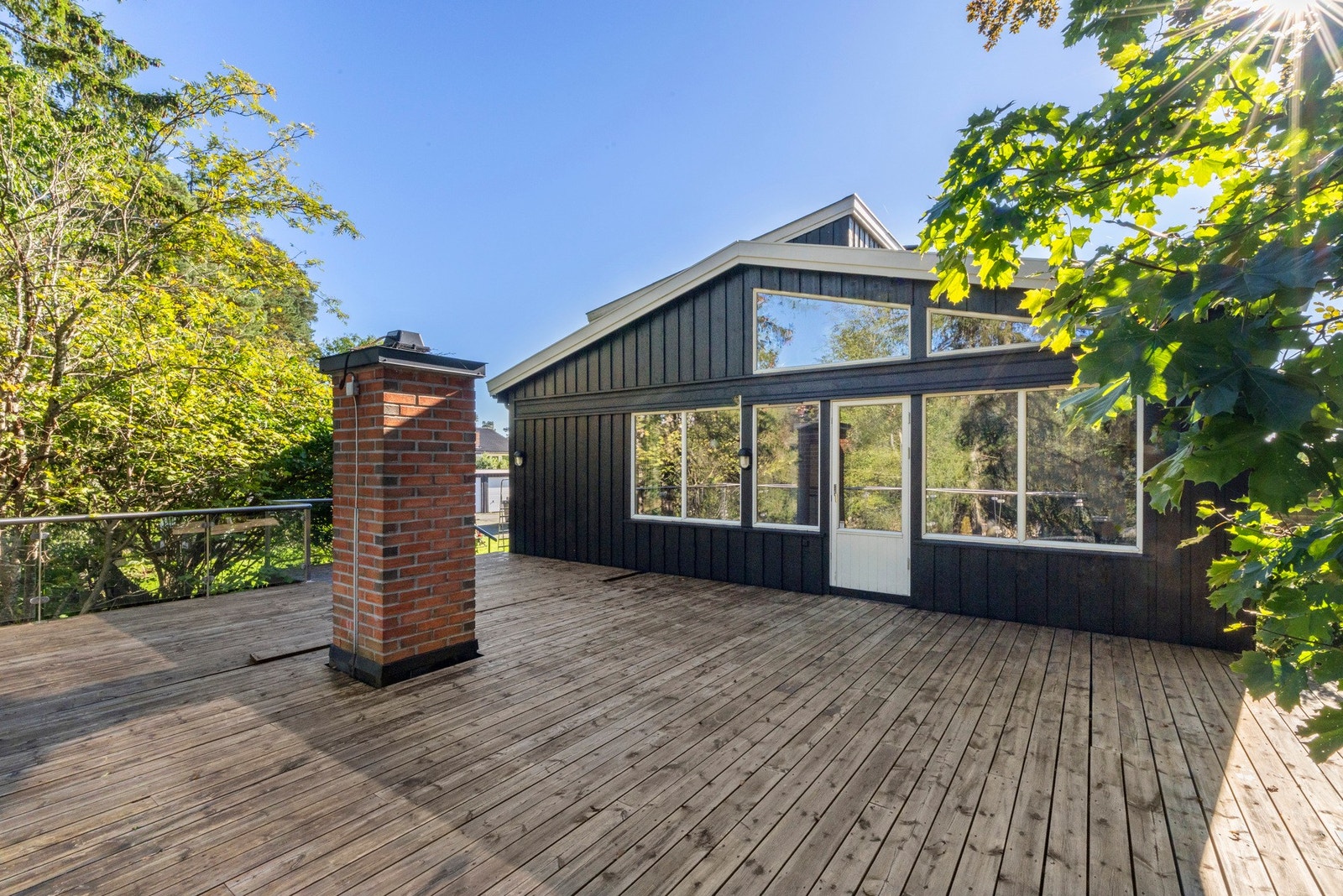 Eiendommen har flere uteplasser uteplasser på totalt ca. 105 m² Galleribilde