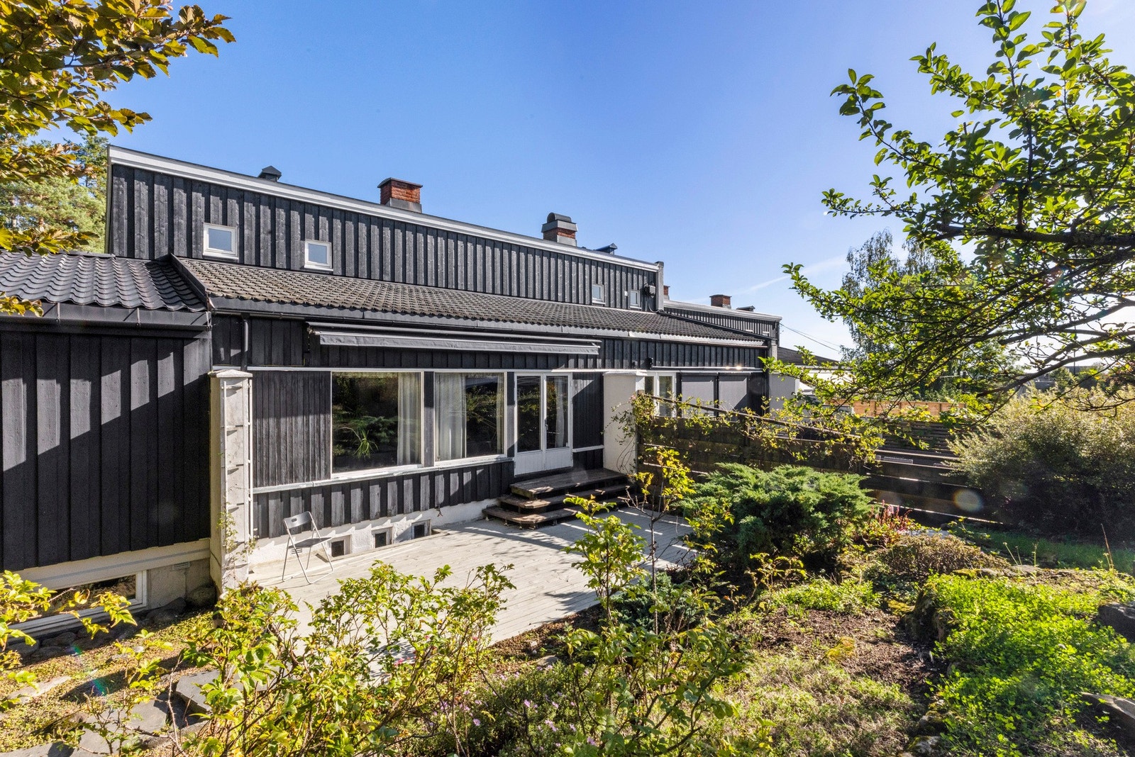 Uteplassene har god plass til lounge, spisebord, grill, solstoler eller annet ønskelig utemøblement. Galleribilde