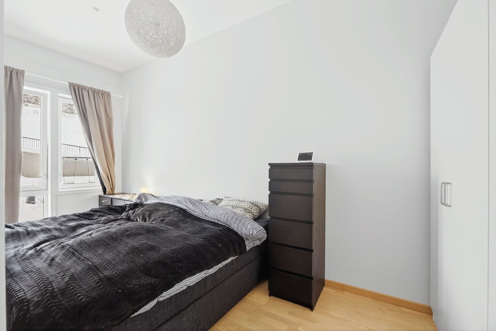 Soverom med rolig preg og plass til dobbeltseng/nattbord. Galleribilde