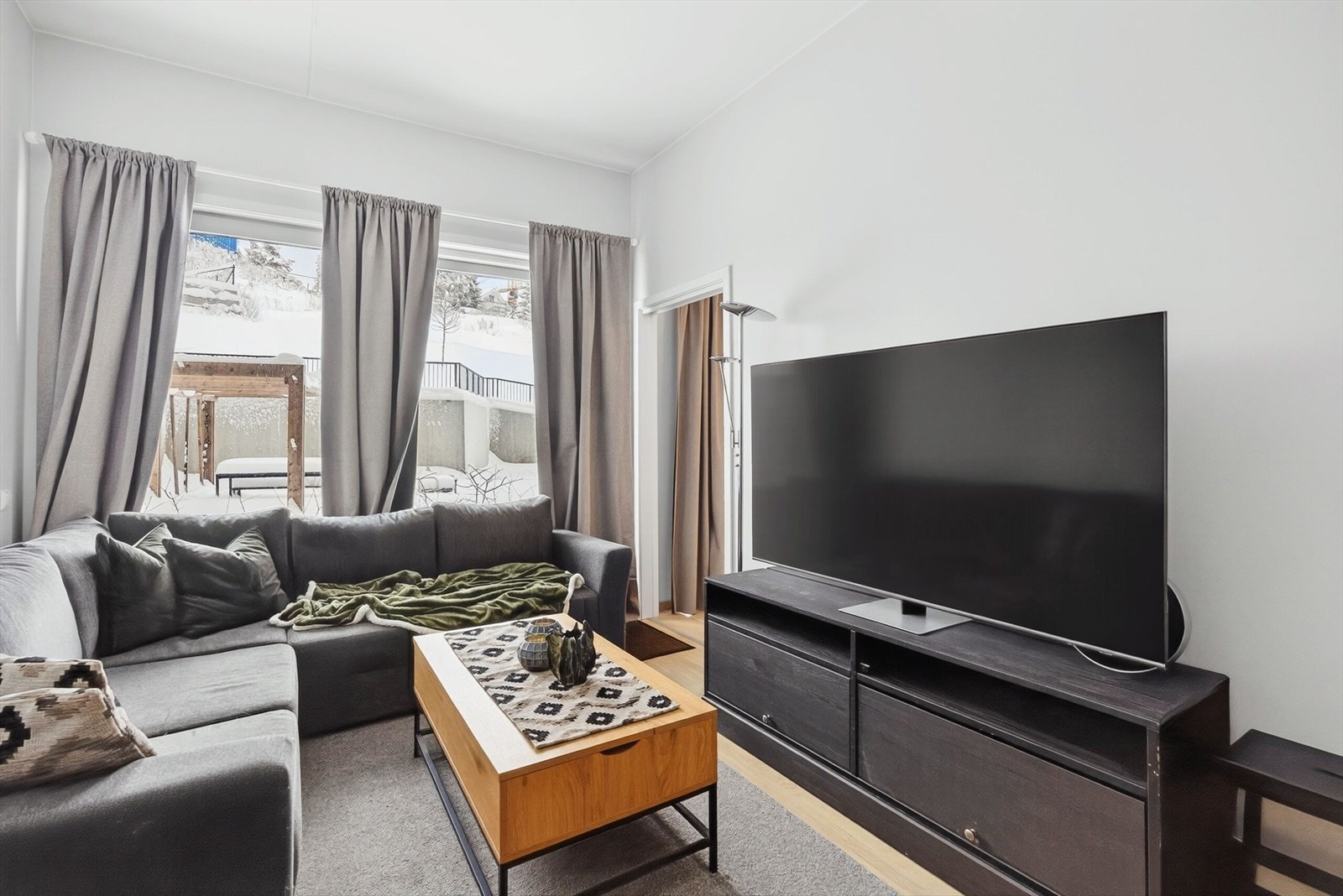 Stuedel med gode møbleringsmuligheter - naturlig plass til både sofagruppe og mediesone. Galleribilde