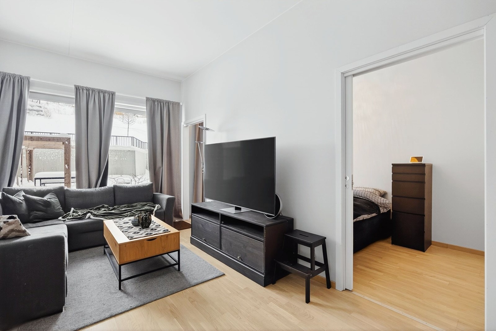 Stue med adkomst til øvrige rom - praktisk planløsning som utnytter arealet godt. Galleribilde