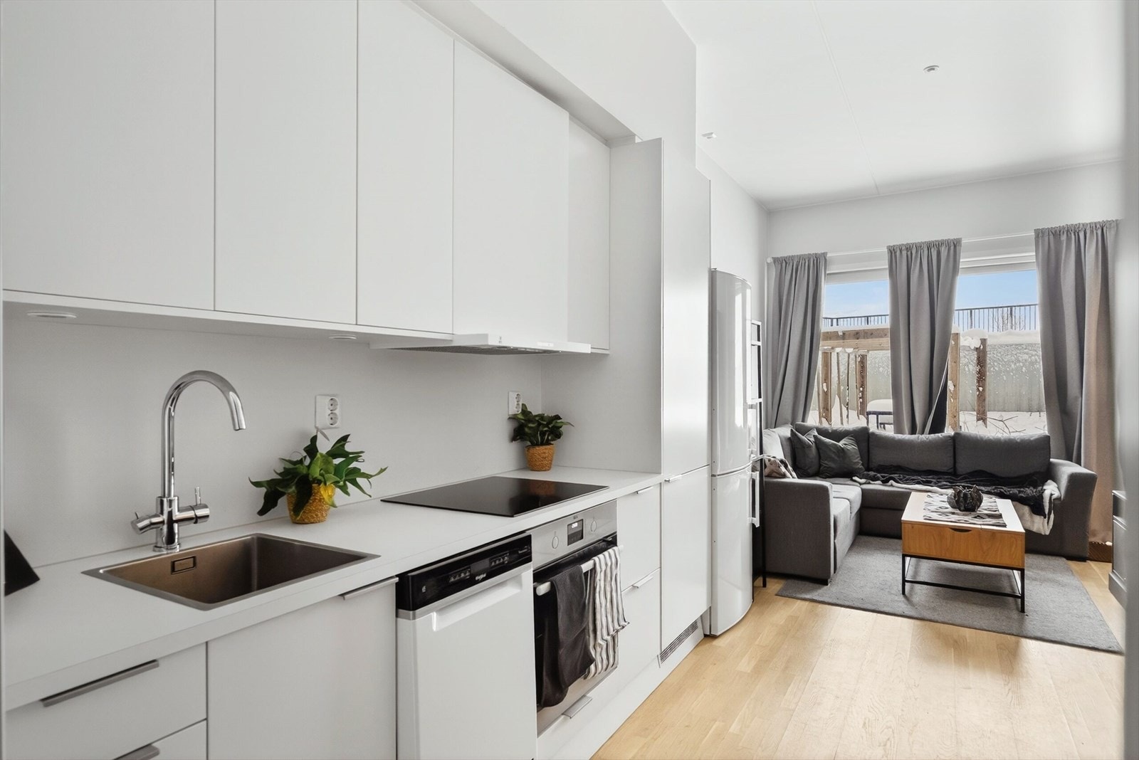 Kjøkken og stue i åpen løsning - praktisk arbeidsflate og god oppbevaringsplass. Galleribilde