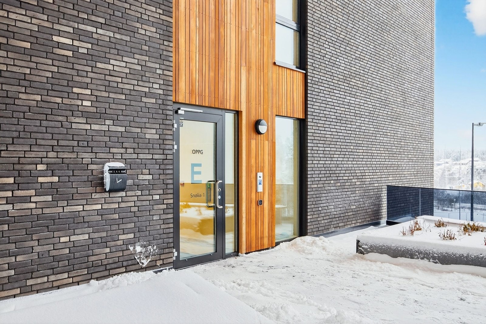 Leiligheten ligger i et nyere etablert og sentralt boligområde i Lørenskog Stasjonsby i Lørenskog kommune. Galleribilde