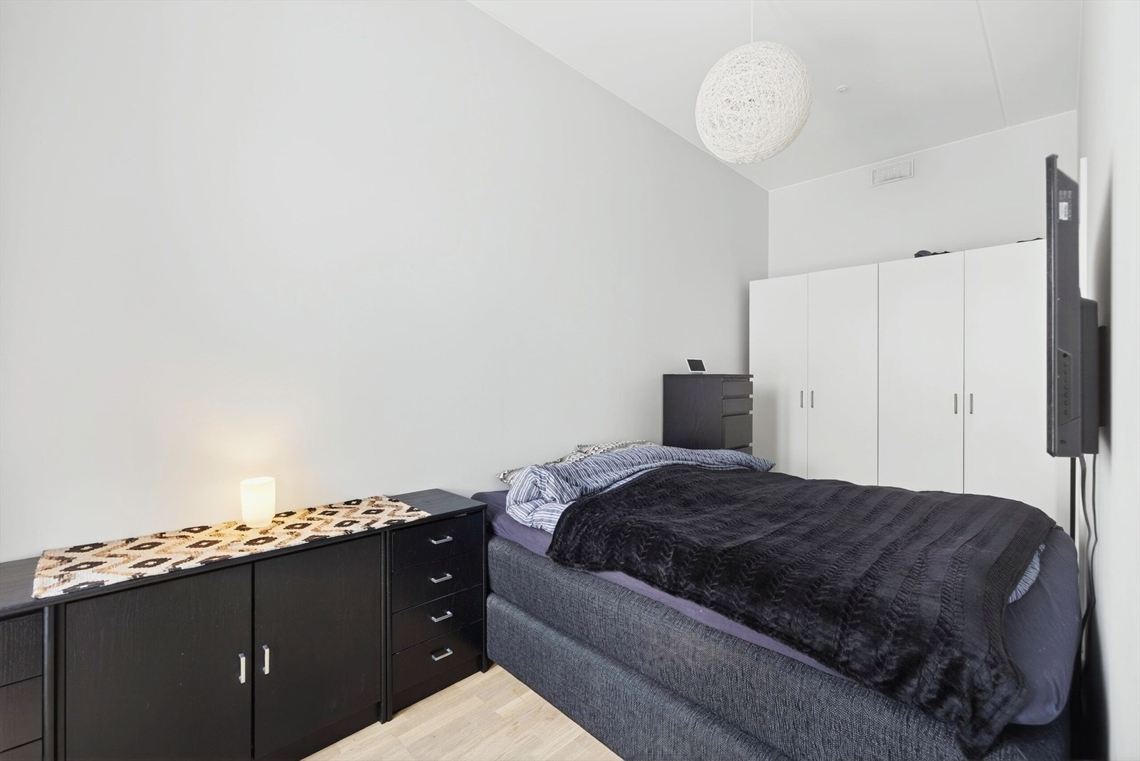 Romslig soverom med god plass til kontorhjørne/løsning Galleribilde