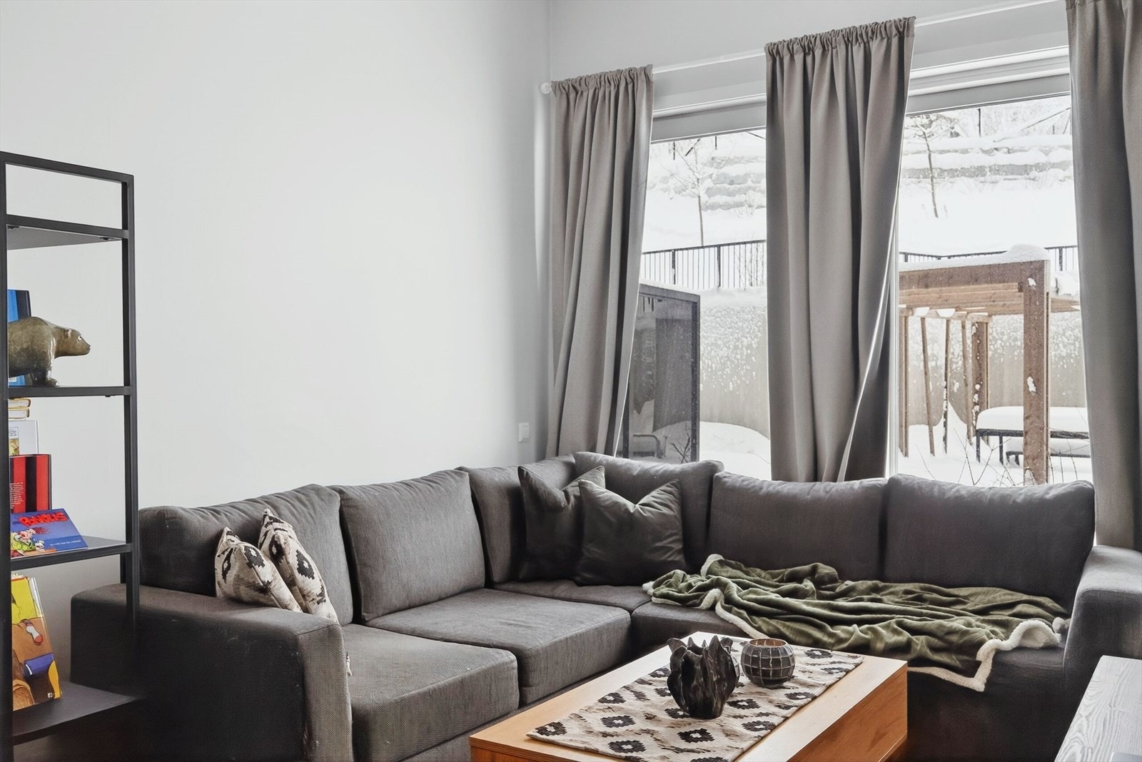 Store vinduer og godt dagslys - gir en behagelig atmosfære gjennom hele stuen. Galleribilde