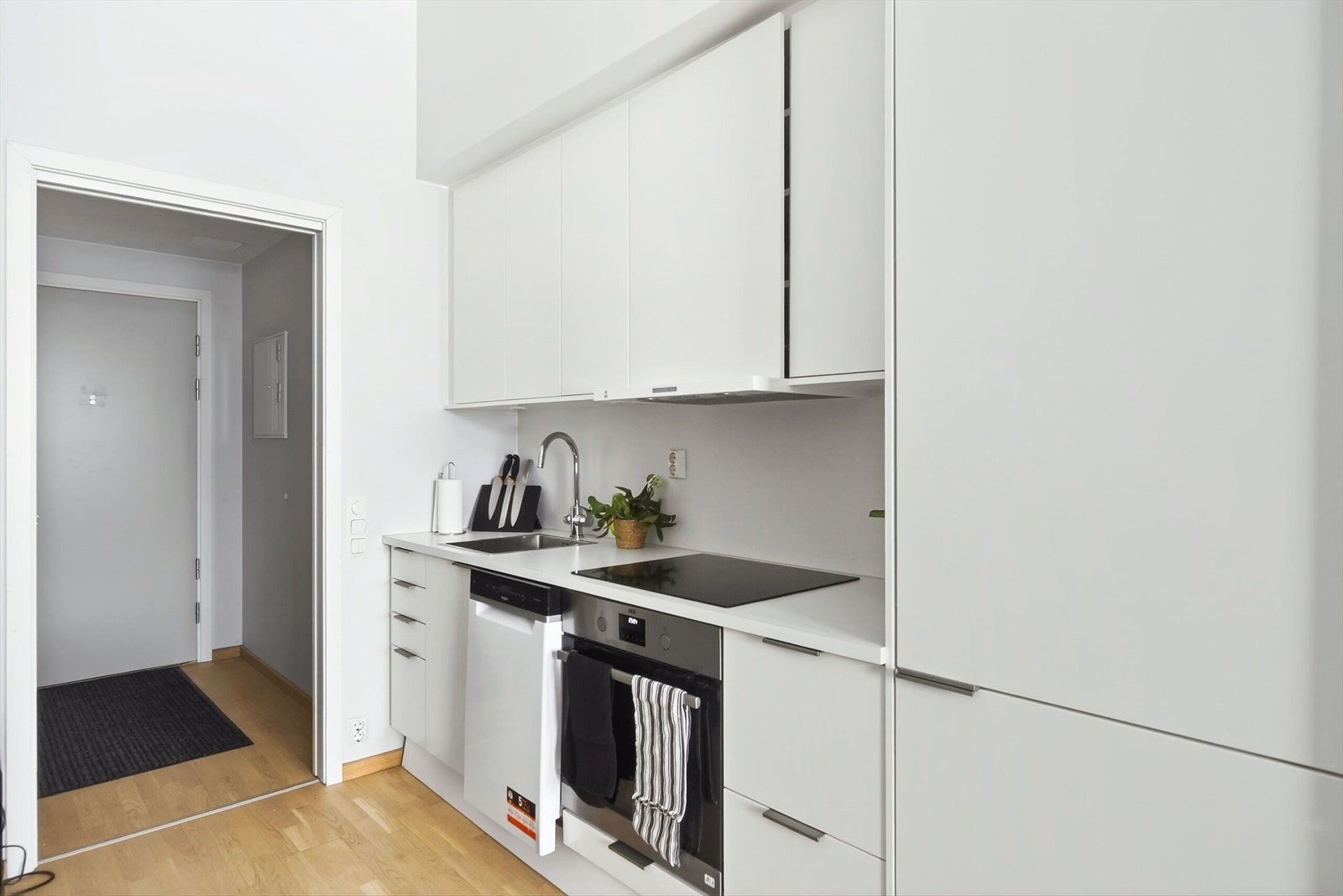 Kjøkken ved entré - funksjonelt, med vannstoppsystem og komfyrvakt (trygt i hverdagen). Galleribilde