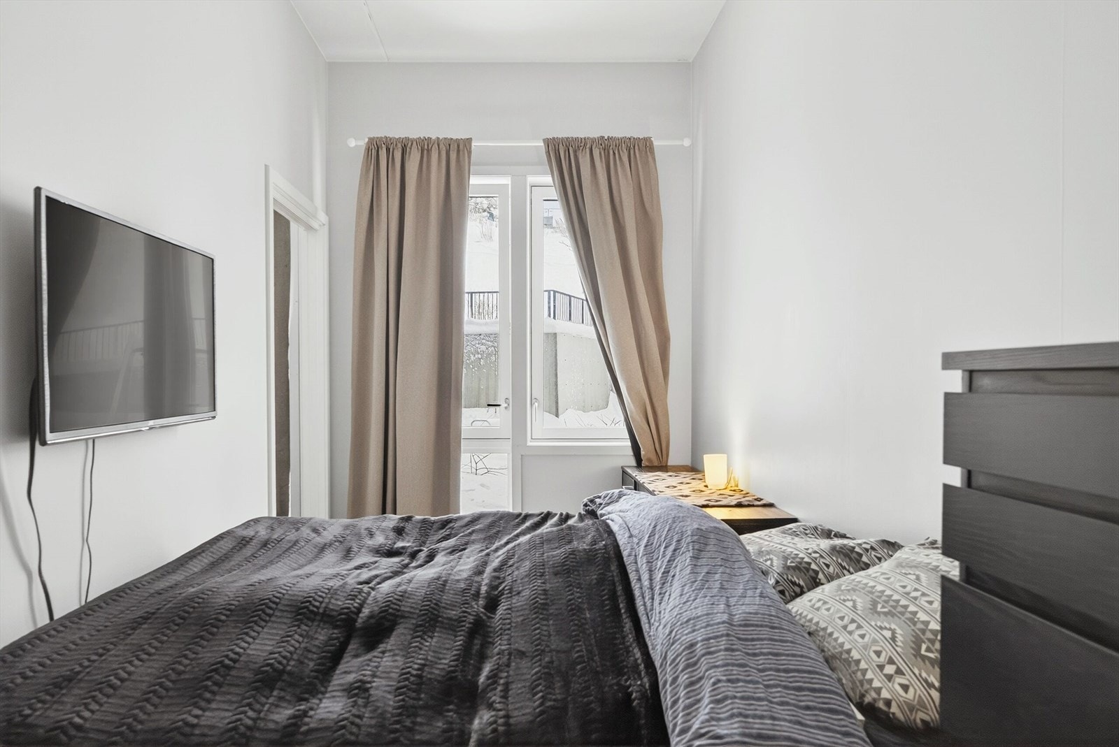 Soverom med godt lysinnslipp - plass til garderobeløsning og ekstra oppbevaring. Galleribilde