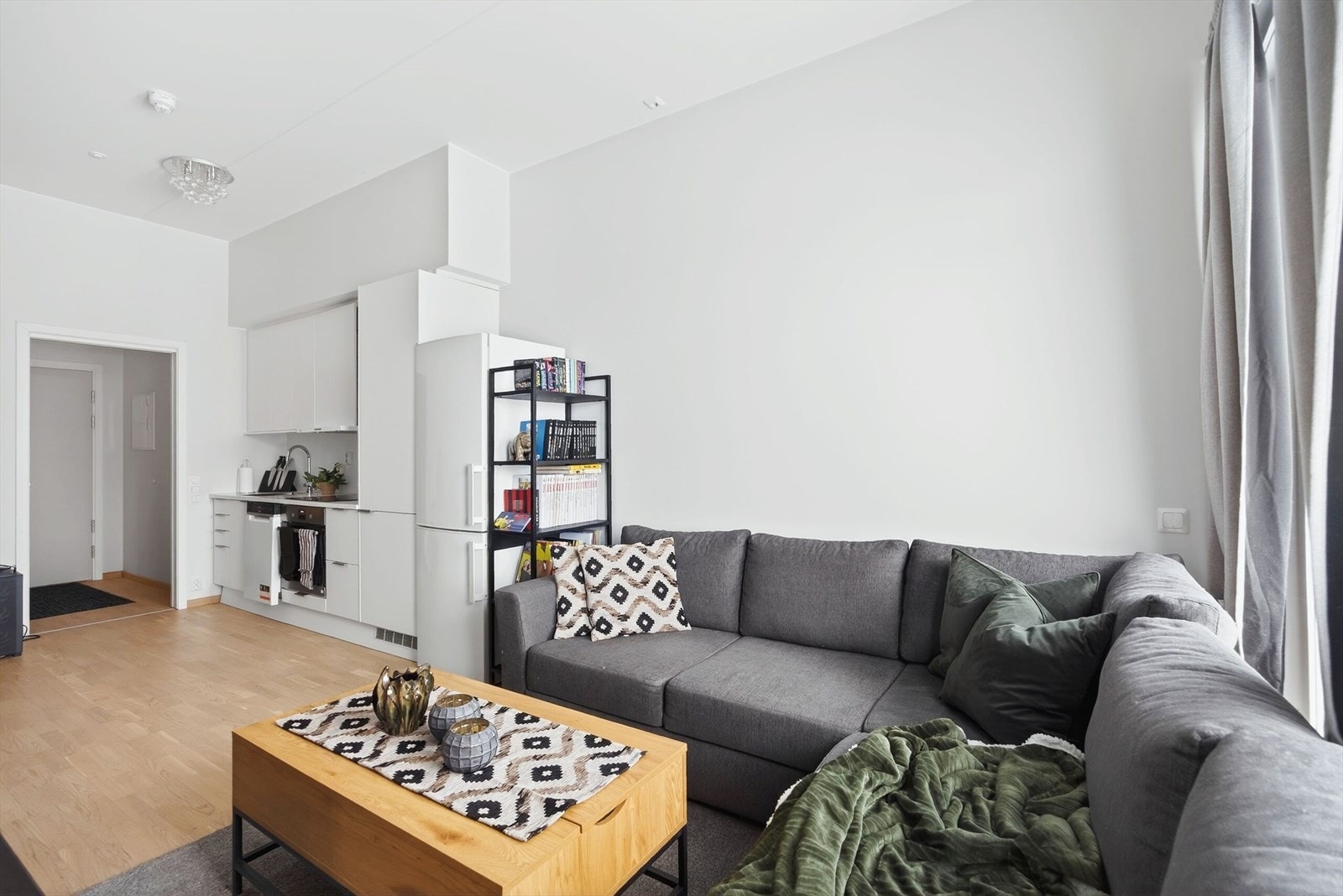 Lys og innbydende stue med plass til sofagruppe og sosial sone mot kjøkken. Galleribilde