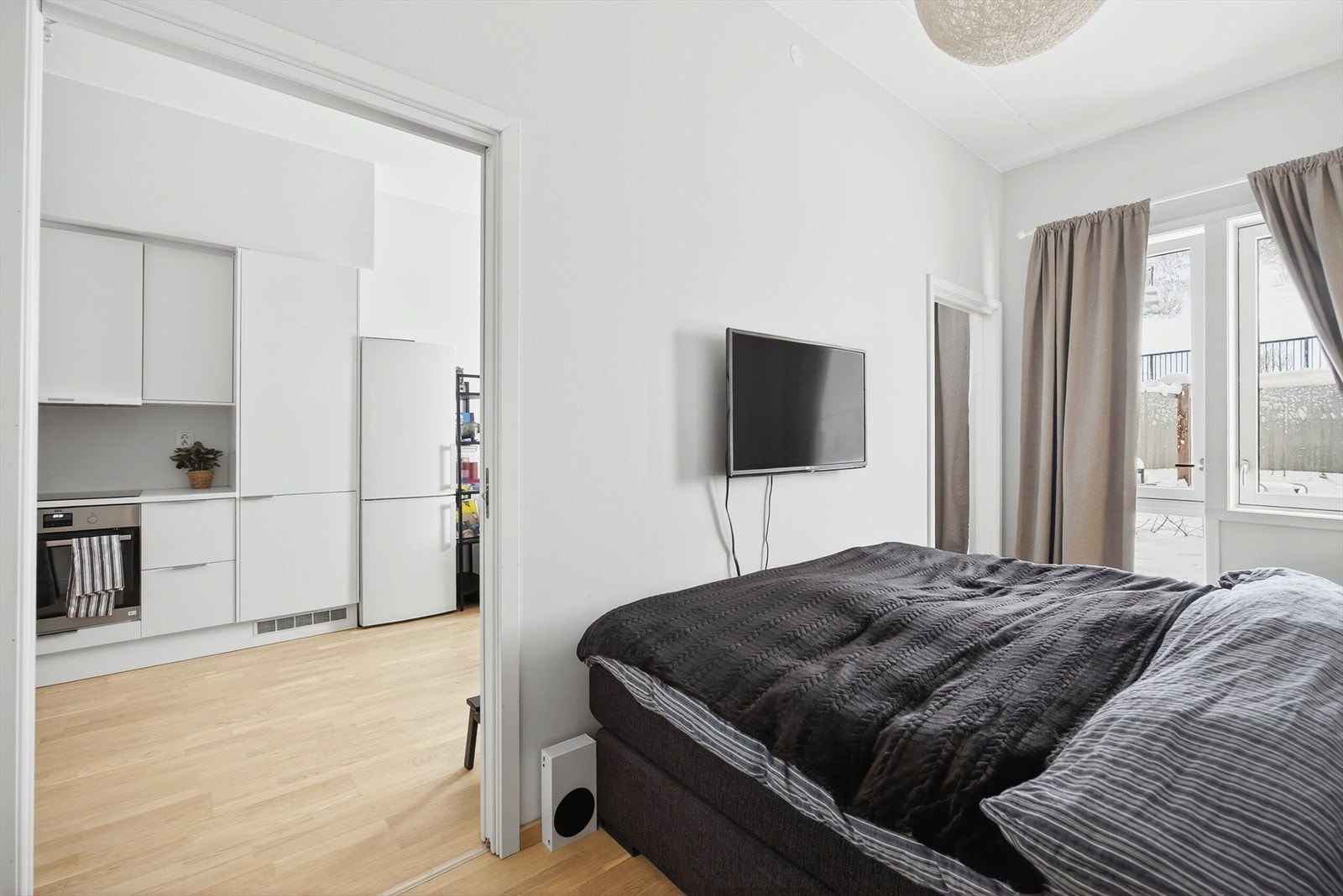 Soverom med fin kontakt mot resten av boligen - lyst og enkelt å innrede. Galleribilde