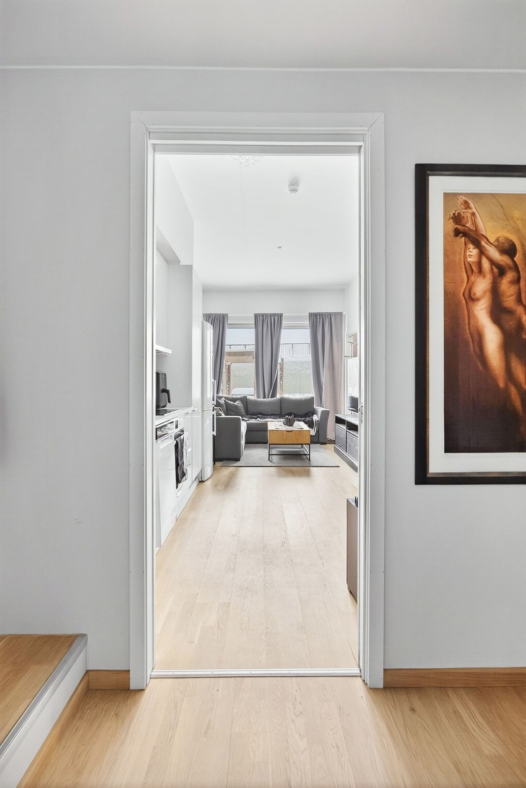 Gang/entré mot stue - oversiktlig adkomst og god flyt mellom rommene. Galleribilde