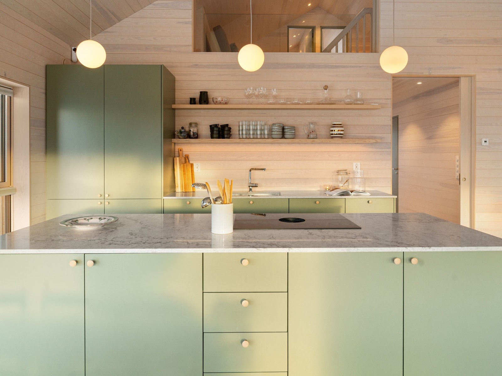 Påkostet hvitevarer med Bora induksjon platetopp, Miele komfyr/damp, Miele oppvaskmaskin samt 2x Samsung kjøl/frys. Galleribilde