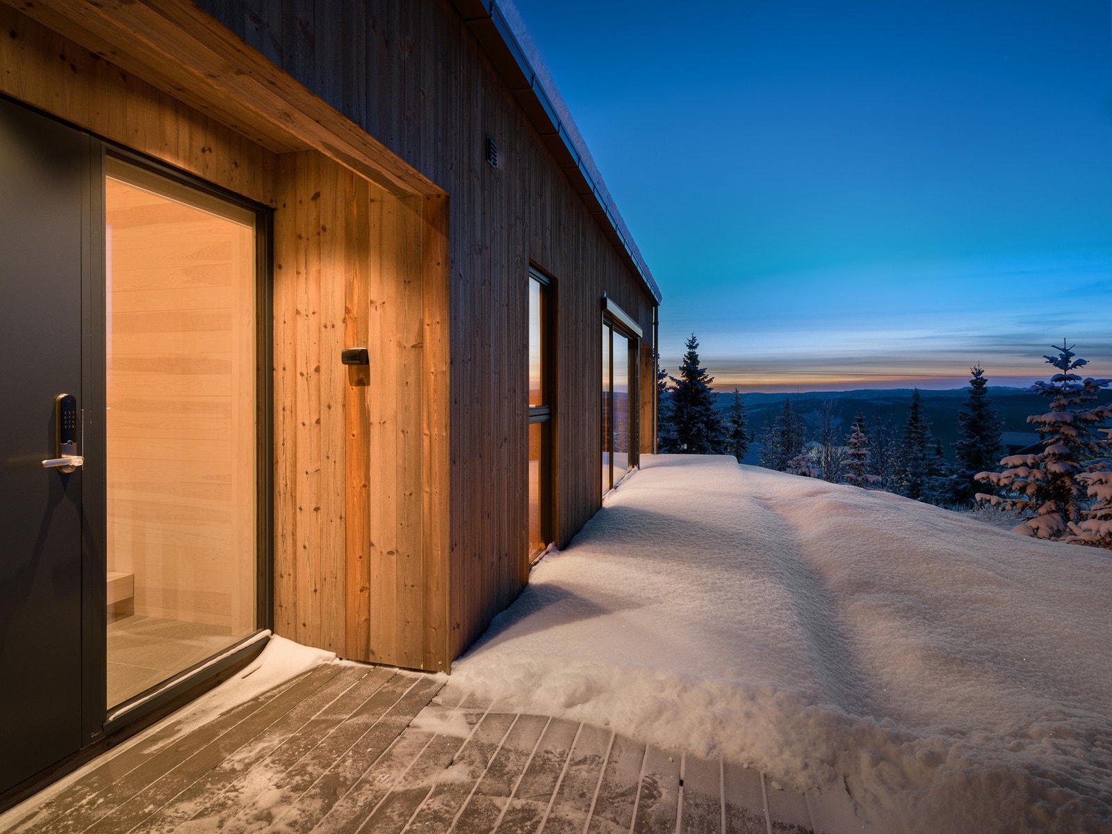 Hytta har to inngangsdører - én hovedinngang og én grovinngang direkte til vaskerom / garderobe med videre adkomst til det ene badet eller gang/entré. Galleribilde