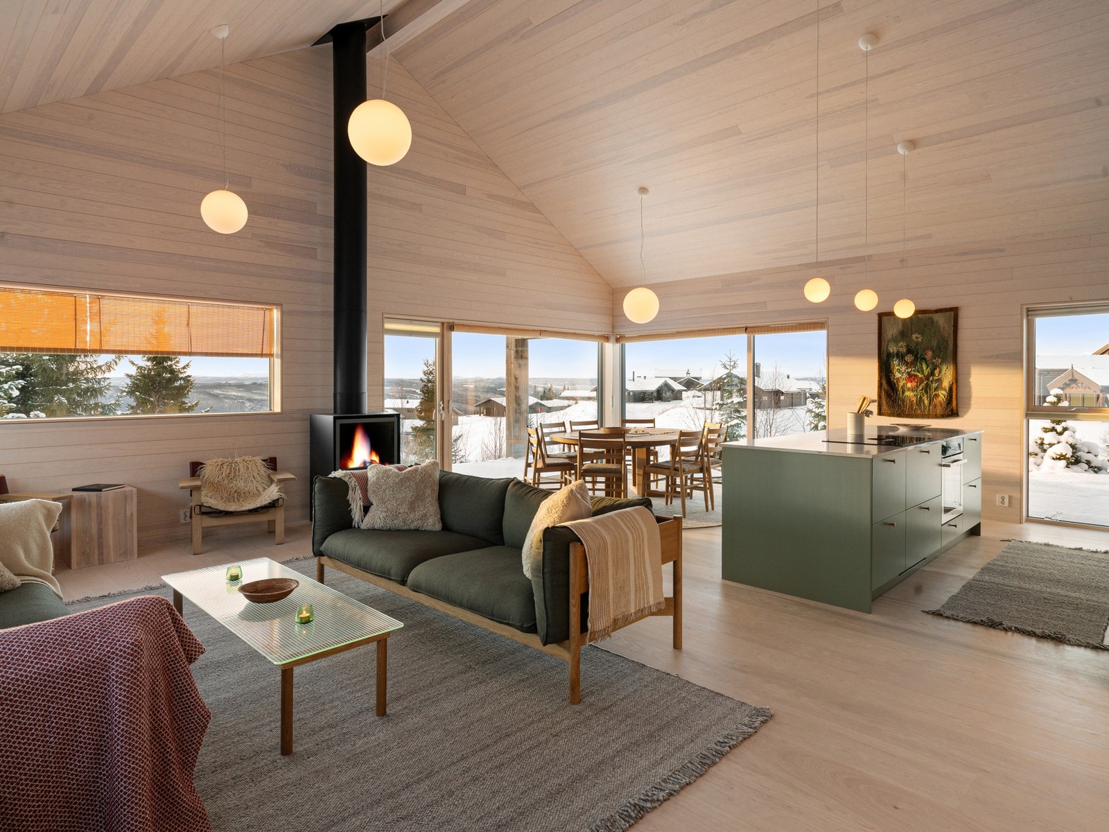 På de store vinduene mot vest og nord er det utvendige screens. Galleribilde