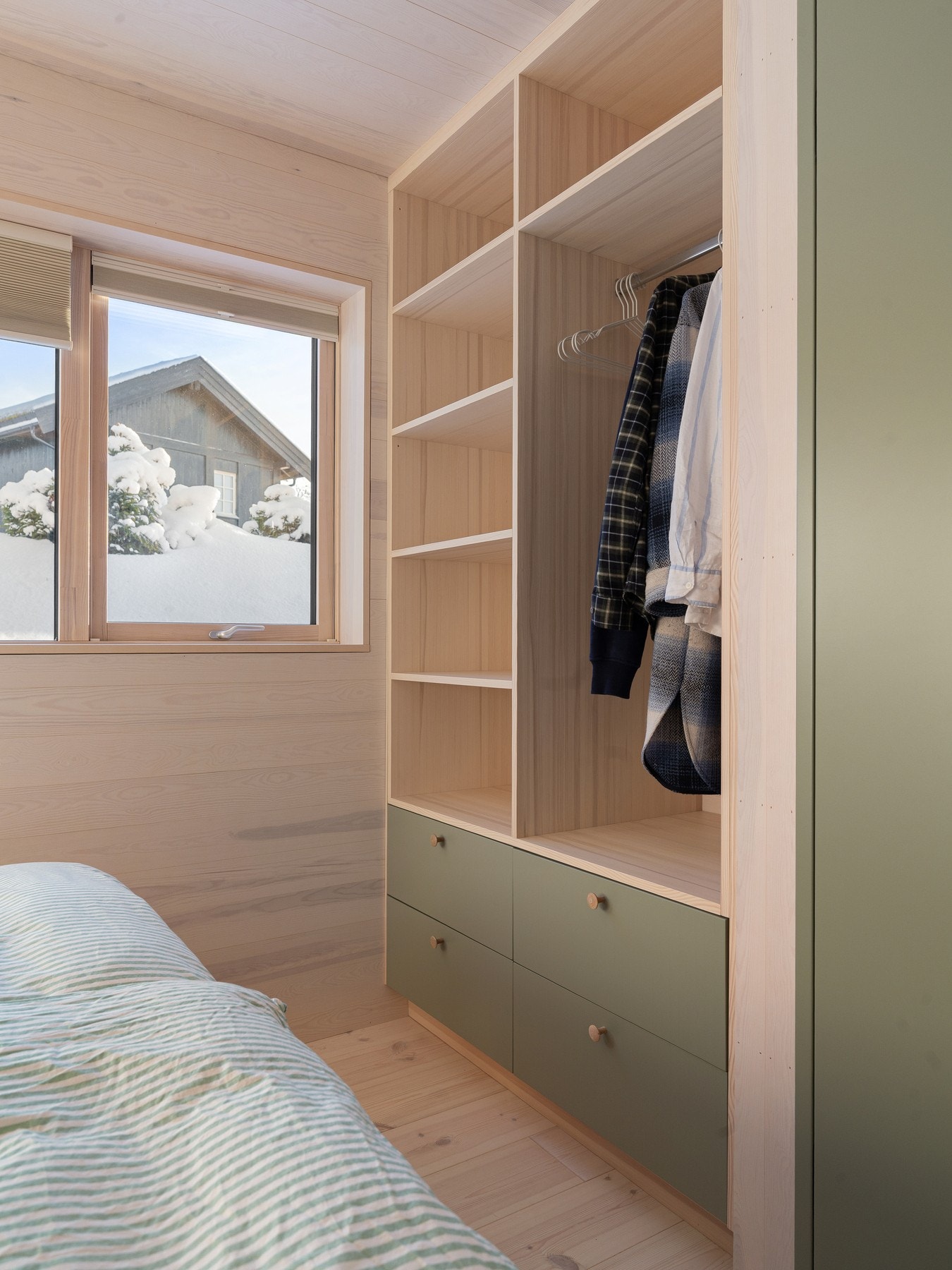 Spesialdesignede garderobe- og lagringsløsninger fra Aaver snekkeri. Galleribilde