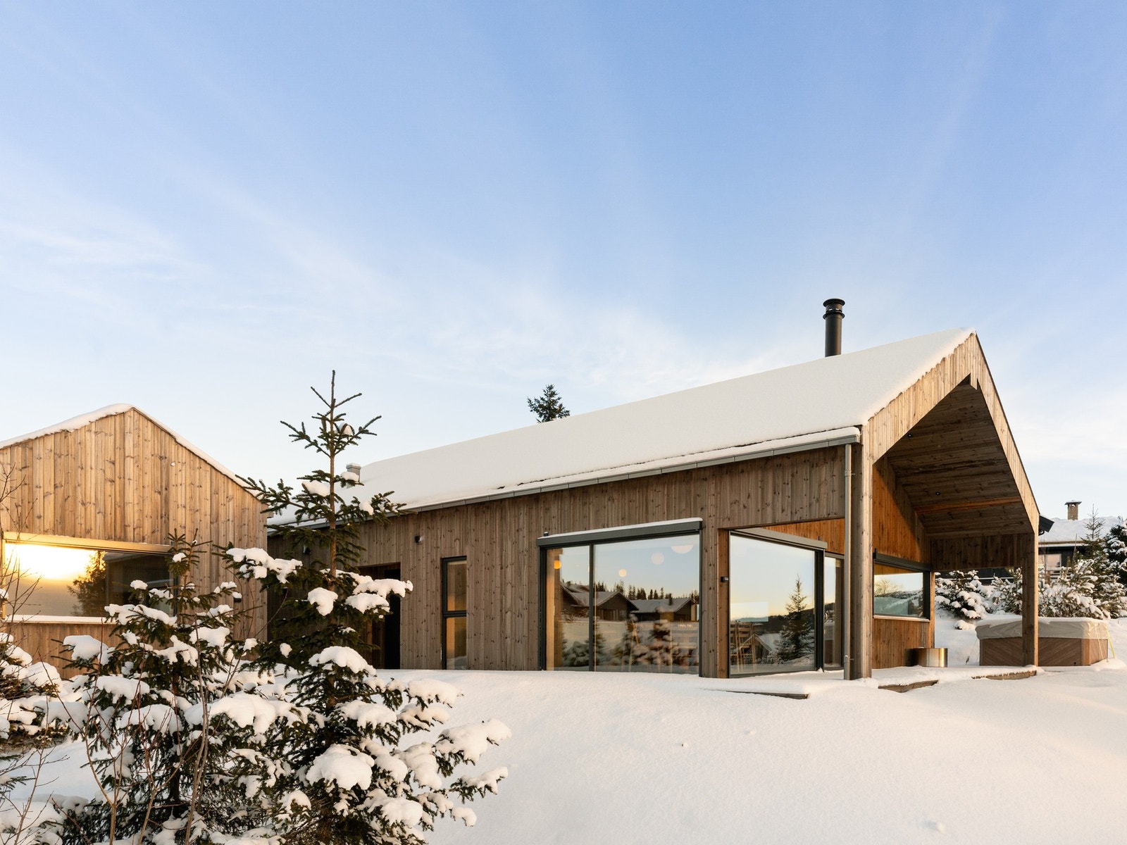 Kledning og tak i vedlikeholdsfri Malmfuru (blir naturlig sølvgrå). Galleribilde