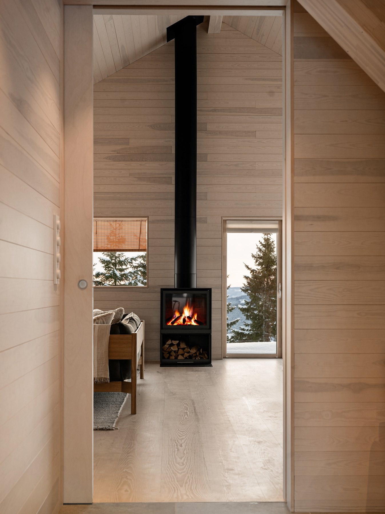 Det er skyvedør mellom stue og gang, noe som gir mulighet til å stenge lyden mellom rom dersom man er mange mennesker på hytta samtidig. Galleribilde