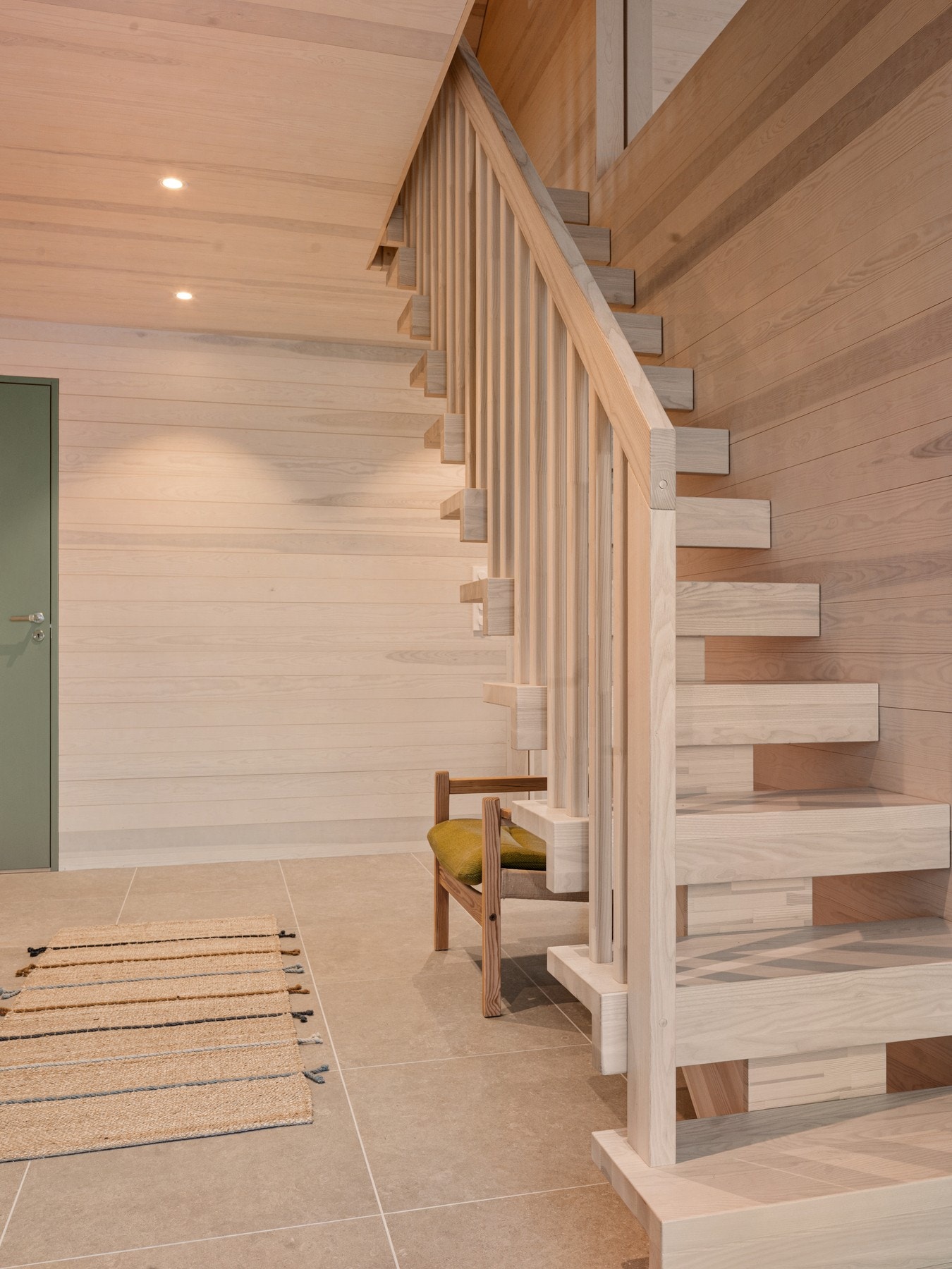 Trappegang 1. etasje. Spesialdesignet trapp fra Aaver snekkeri i lik utførelse som vegg. Galleribilde