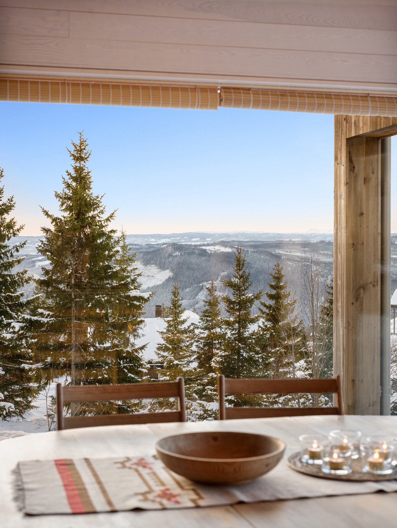 Fakkelmannen skimtes mellom trærne. Selger opplyser om at trærne står på egen tomt og kan fjernes om ønskelig. Galleribilde