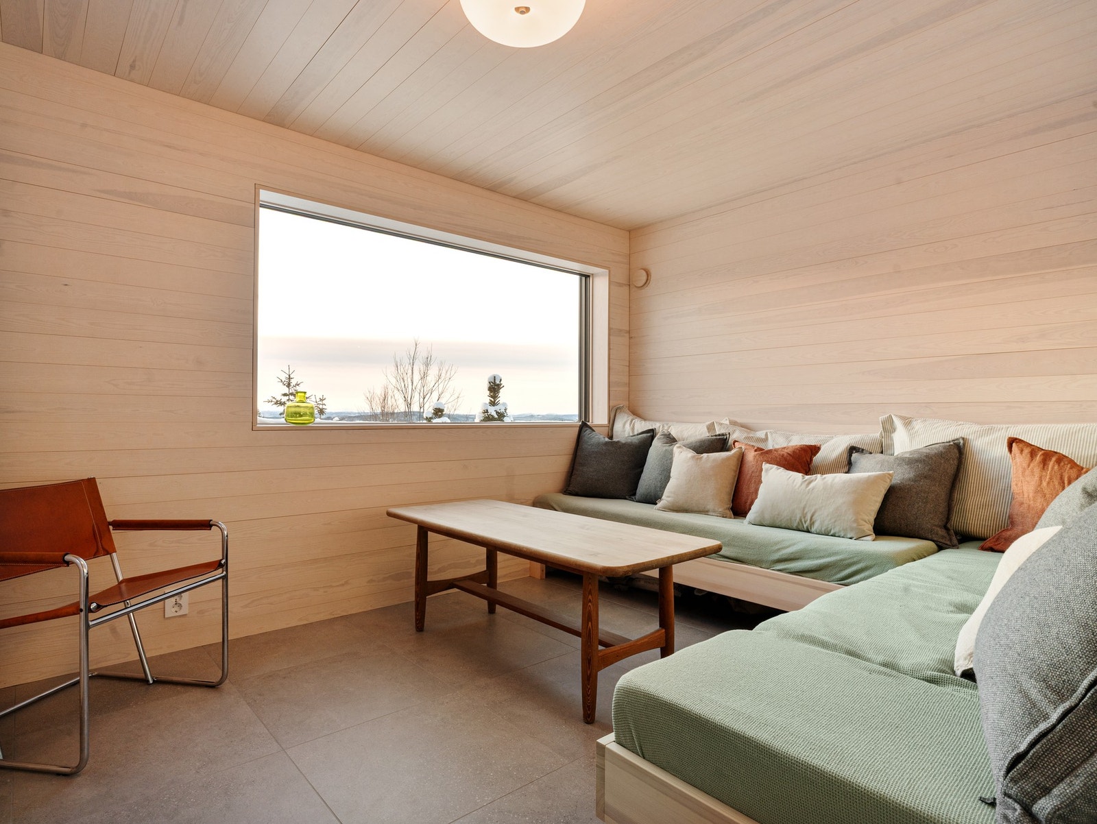 Stue i anneks med vestvendt vindu. Kan også brukes som soverom. Galleribilde