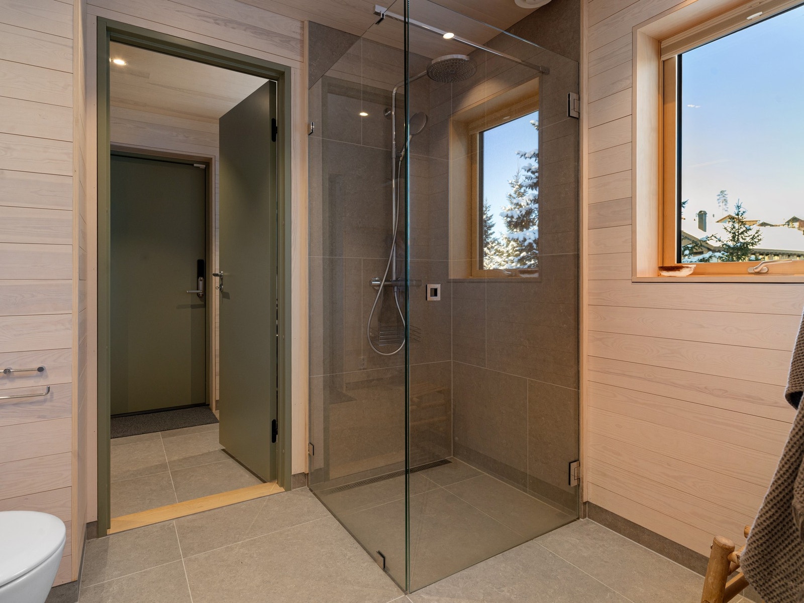 Bad/wc 2 av 2. Dette badet har både adkomst til vaskerom/garderobe, og gang vendt mot soverom. Galleribilde