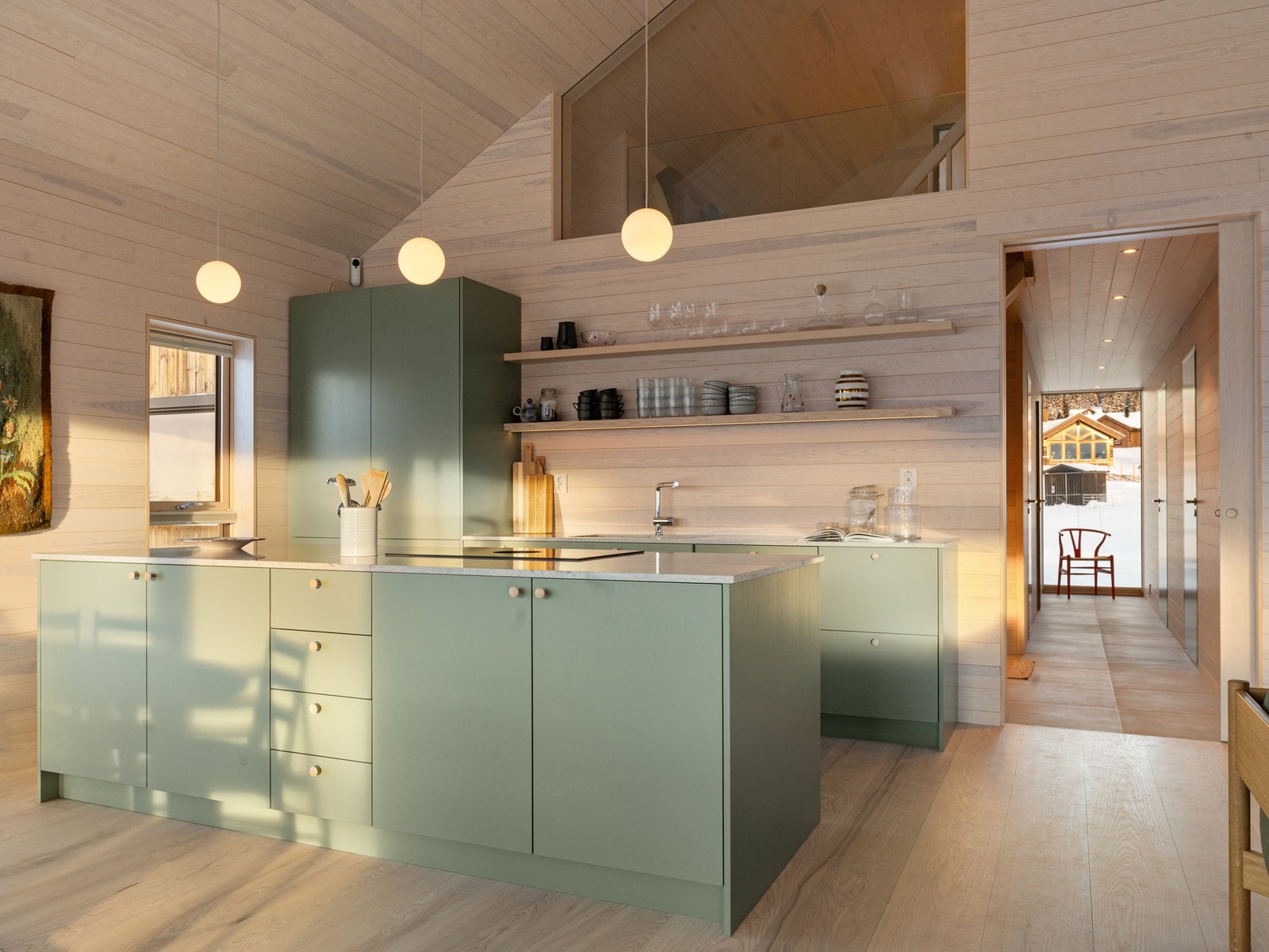 Spesialdesignet kjøkken i heltre fra Aaver snekkeri. Galleribilde