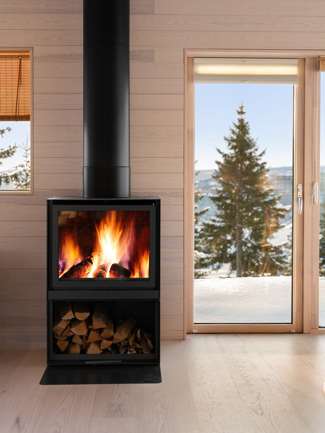 Dinesen ask på gulvet i stue/kjøkken, beiset i samme farge som innvendig panel. Galleribilde