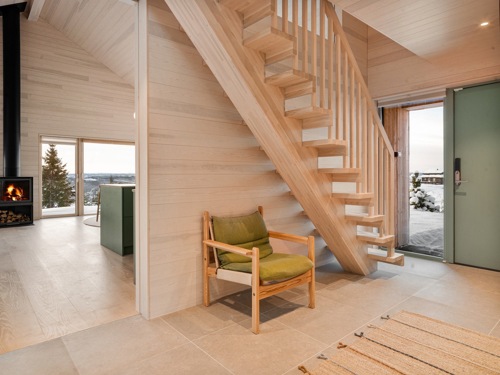 Gang / entré. Dinesen ask på gulvet i stue/kjøkken, beiset i samme farge som innvendig panel. Galleribilde