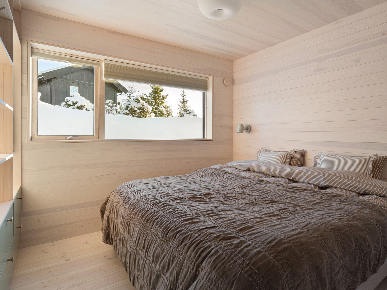 Soverom 2 av 4 i hytta. Alle soverommene i hytta har lystette plissegardiner. Galleribilde