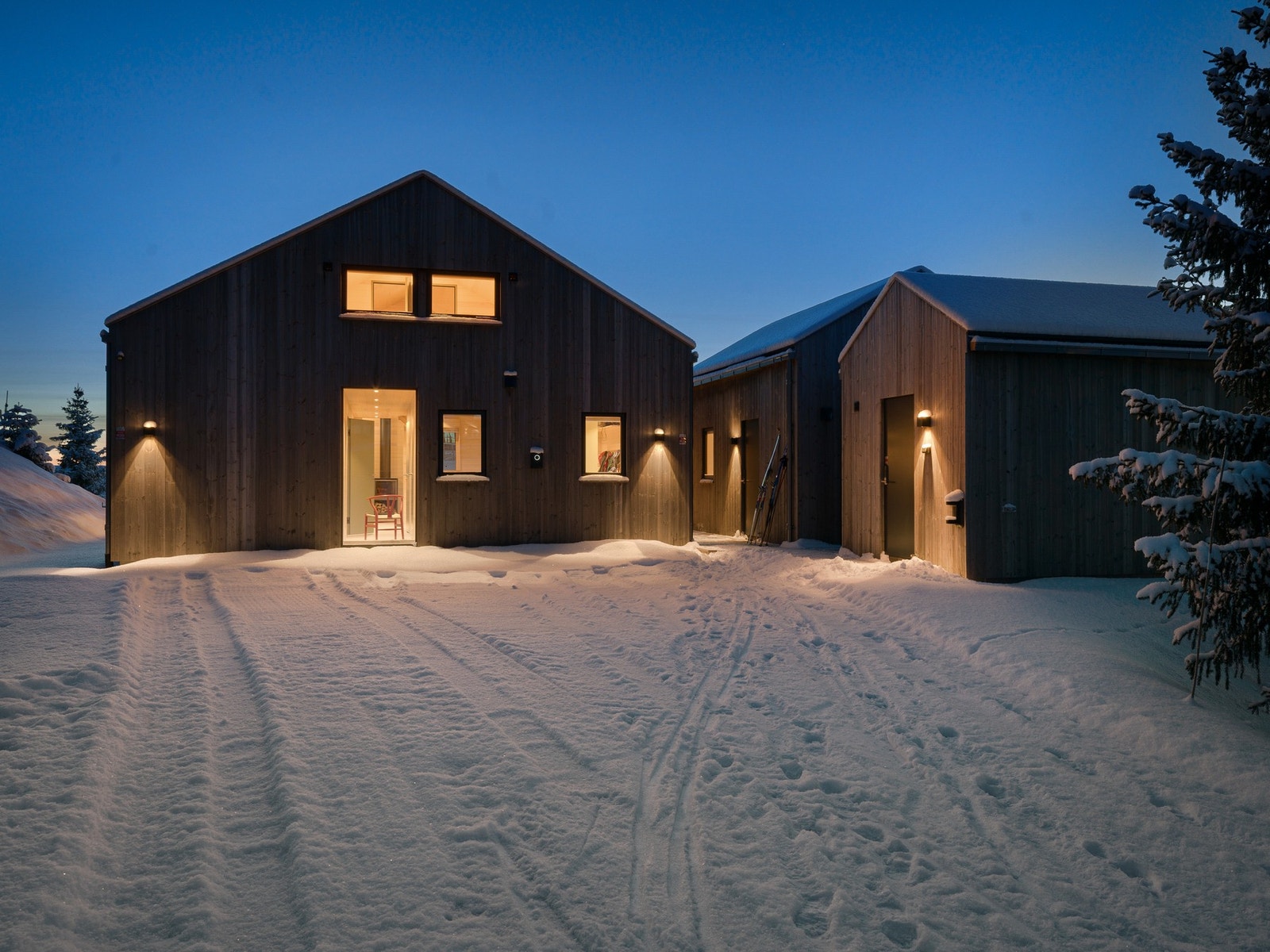 Bilvei helt frem til hytteveggen med ladestasjon for el-bil. Galleribilde