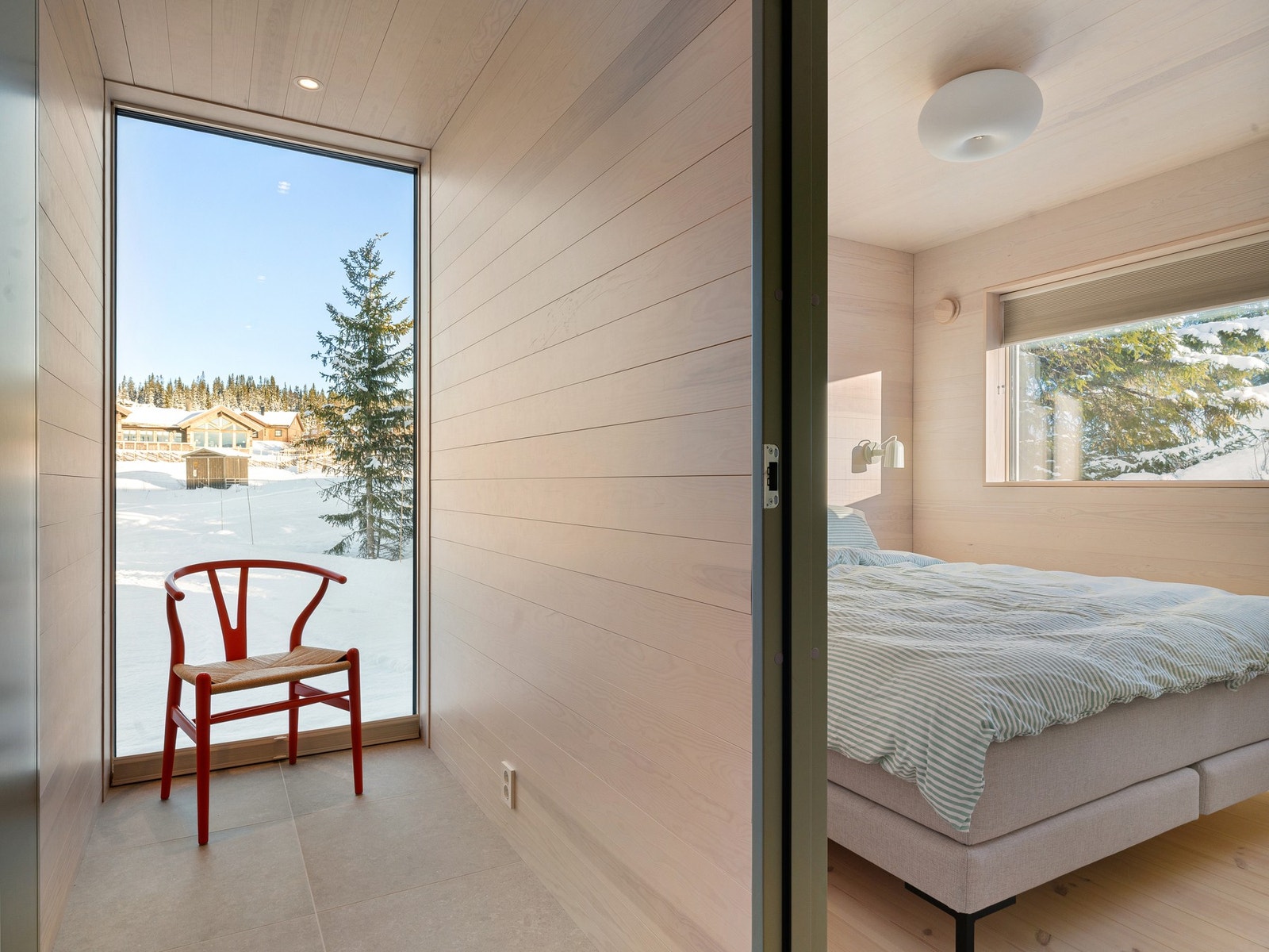 Gulv-til-tak vindu mot øst - her kommer morgensolen inn. Plissegardin som kan trekkes oven- og nedenfra. Galleribilde