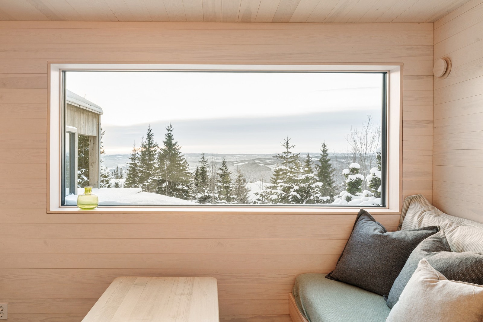 Stue i anneks med flott utsikt. Det er montert utvendig screen. Galleribilde