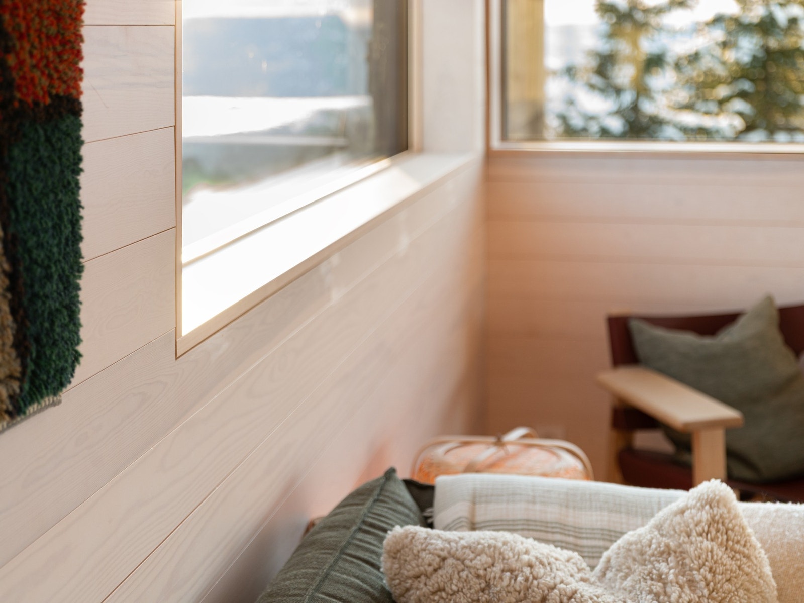 Hytta er kvistfri og har heller ingen lister - alt treverk er derfor beskjært svært nøyaktig. Galleribilde