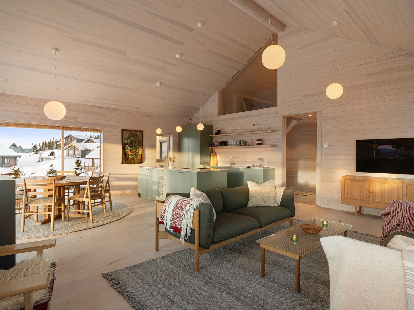 Innvending kledning er listefri som gir et visuelt roligere og nydelig interiør, og panelet av kvistfri furu. Galleribilde