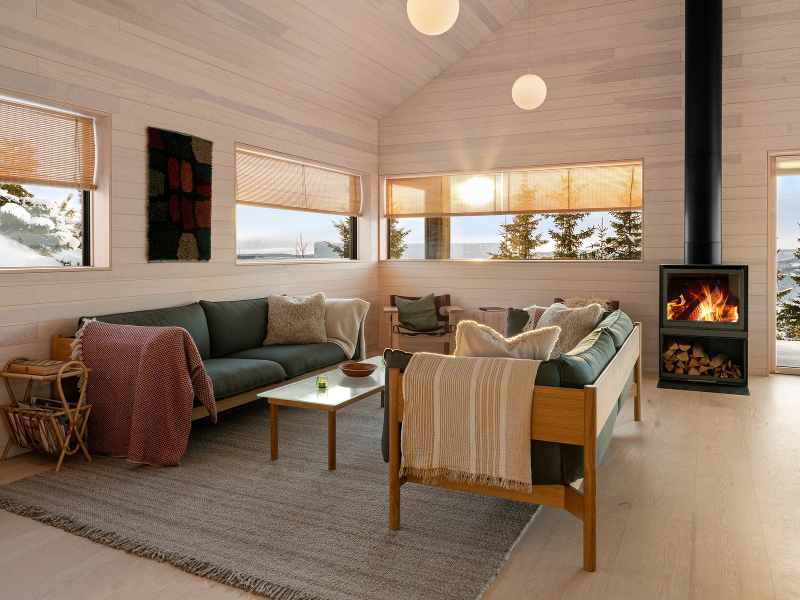 Innvendig solskjerming fra GROGARD. Gardinene er vevd for hånd av furufiner og bomullstråd. Galleribilde