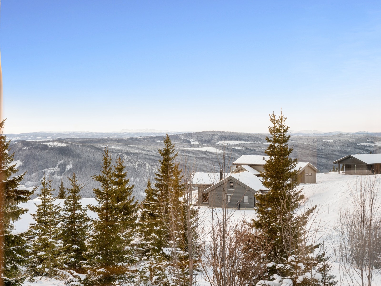 Utsikt fra stue/kjøkken. Galleribilde