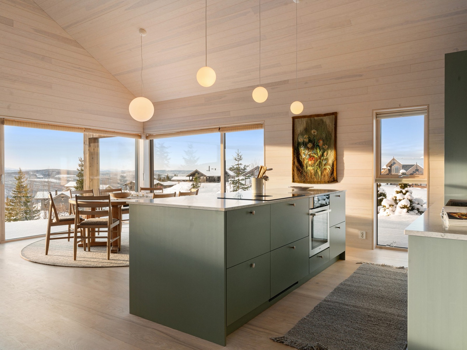 Hytta har appstyring som kan fjernstyre lys, varme, dører, alarm, kamera og utendørs massasjebad. Galleribilde