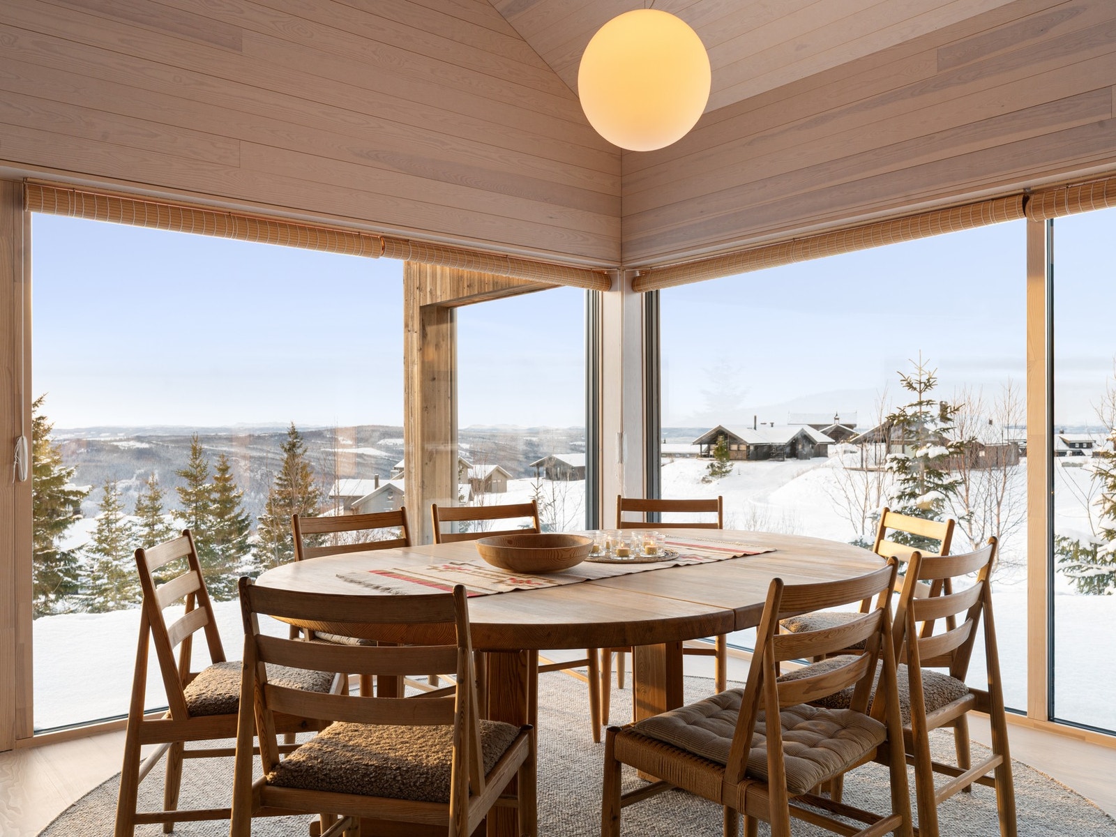 Utsikt fra stue/kjøkken. Galleribilde