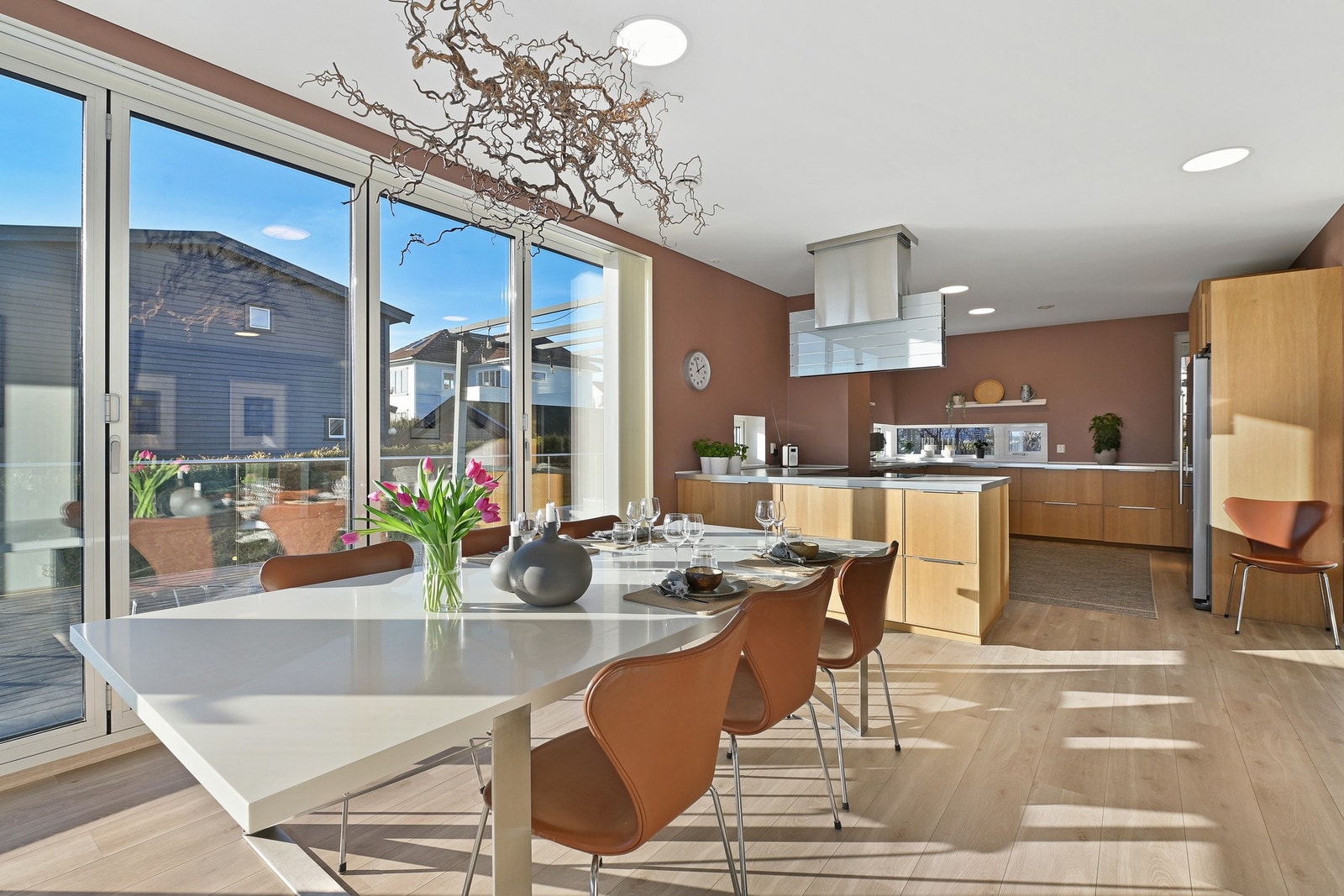 Standarden er høy med blant annet vannbåren gulvvarme i hele 1. etg. og 2. etg. samt deler av kjelleren. Galleribilde