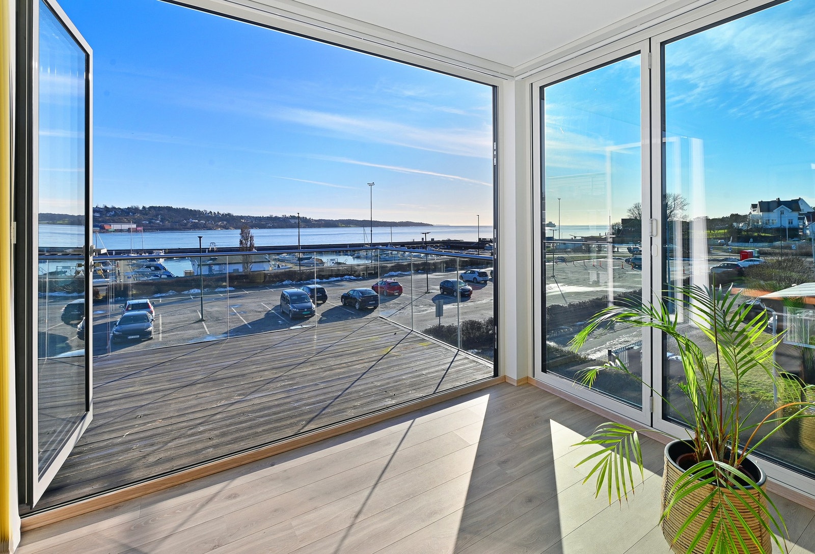 Det er store foldedører slik at stue og veranda flyter sammen. Galleribilde