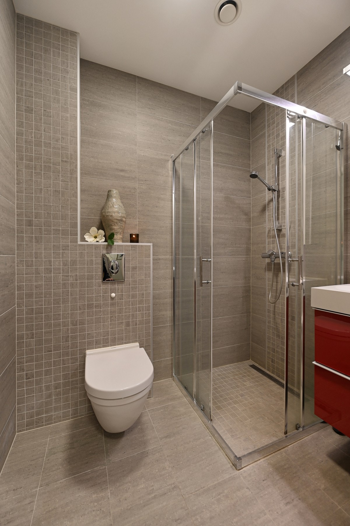 Toalett med dusj i gangen. Galleribilde