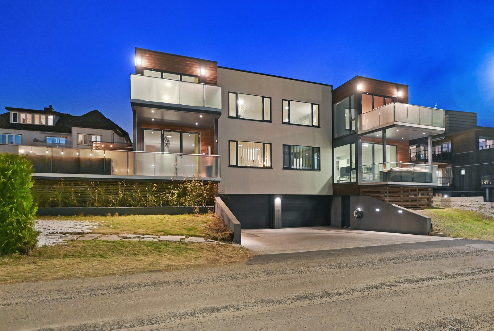 En stor innholdsrik bolig på to etasjer pluss full kjeller. Det er utleiedel i deler av 1. etasje. Galleribilde