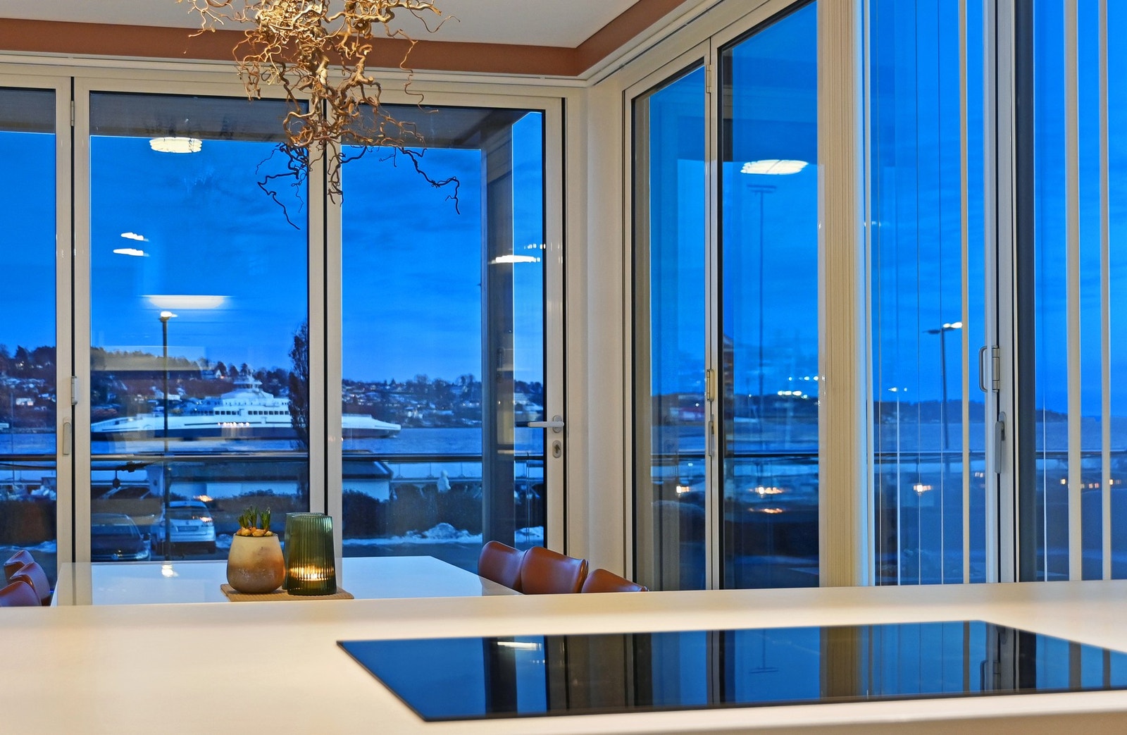 Utsikt fra kjøkkenet og ut i "blåtimen". Galleribilde