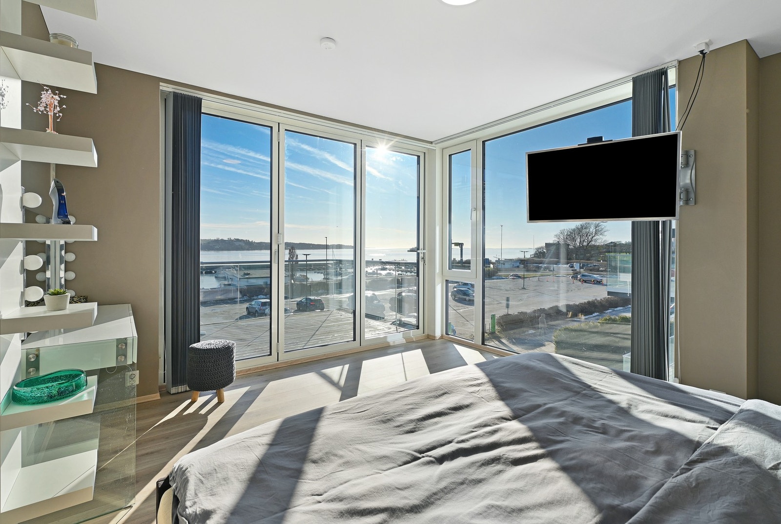 Hoved leiligheten har 5 soverom, hvor ett i dag fungerer som garderoberom. Galleribilde