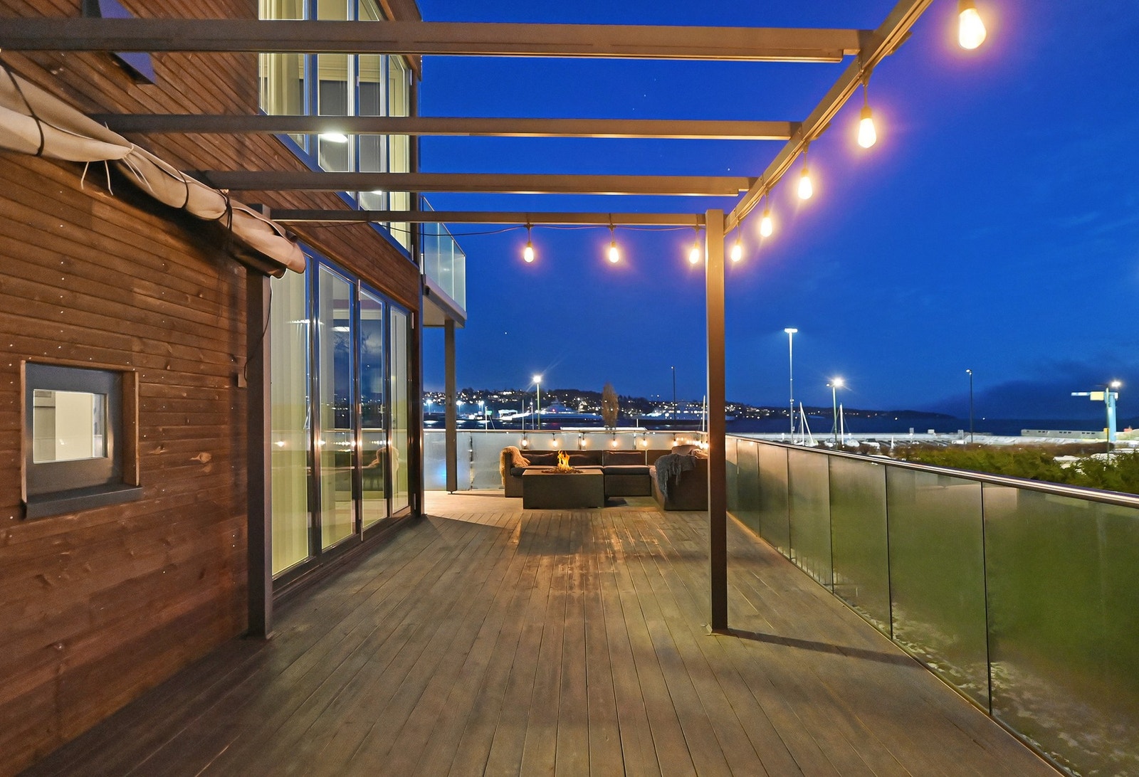 Terrassen har god plass til sittemøbler og grill. Galleribilde