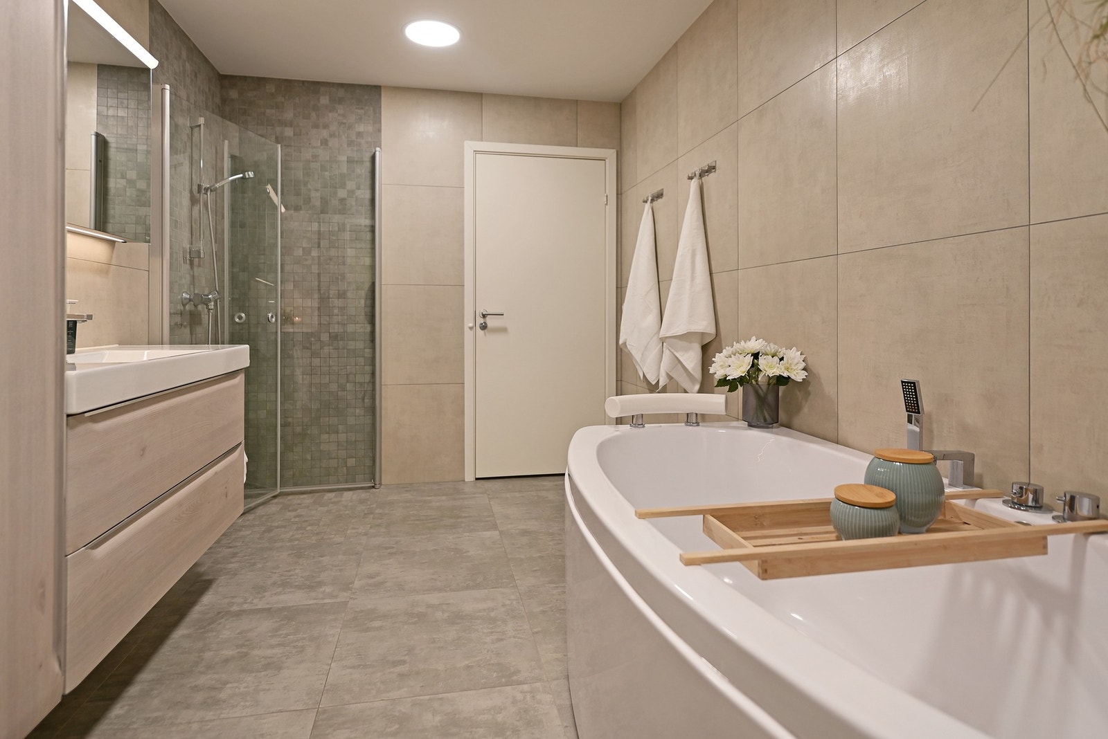 Rommet fremstår som romslig og elegant, med en helhetlig utforming og påkostede materialvalg. Galleribilde